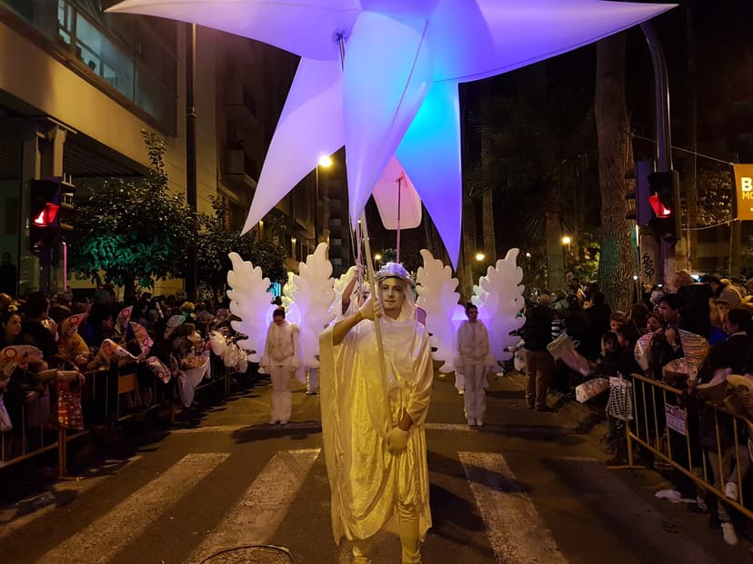 Ángel con estrella de Oriente en cabalgata de Reyes nocturna en Madrid