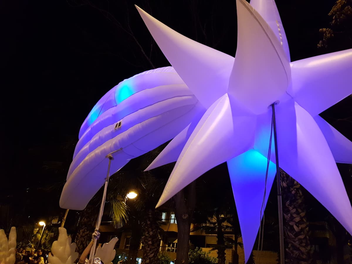 Estructura iluminada de la estrella de Oriente en una cabalgata de Reyes