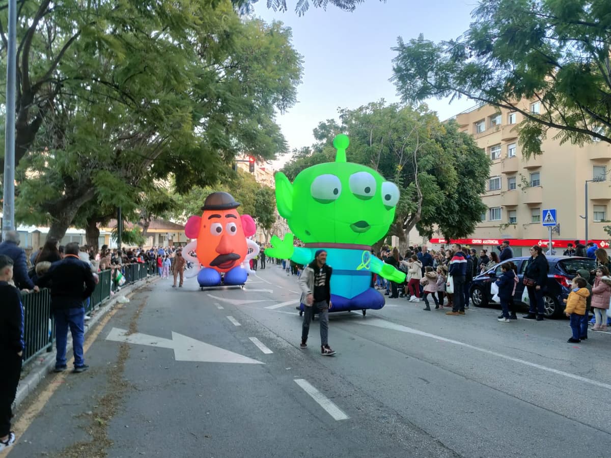 Dos hinchables de gran formato con forma de personaje sobre bases con ruedas, rodeados de familias