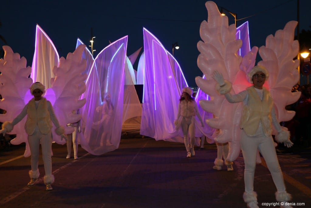 Plaza nocturna iluminada durante una fiesta patronal producida por Pasacalles