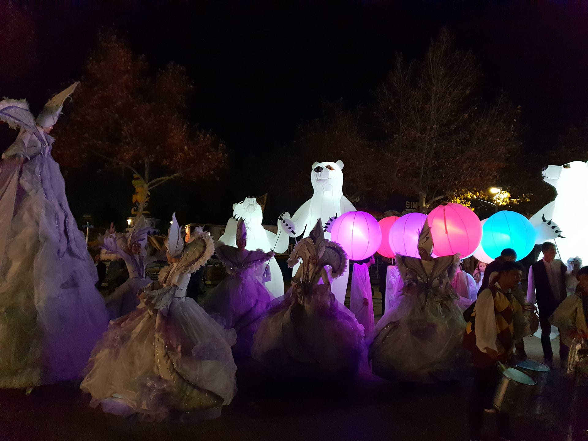 Cabalgata nocturna con elementos iluminados en Zaragoza