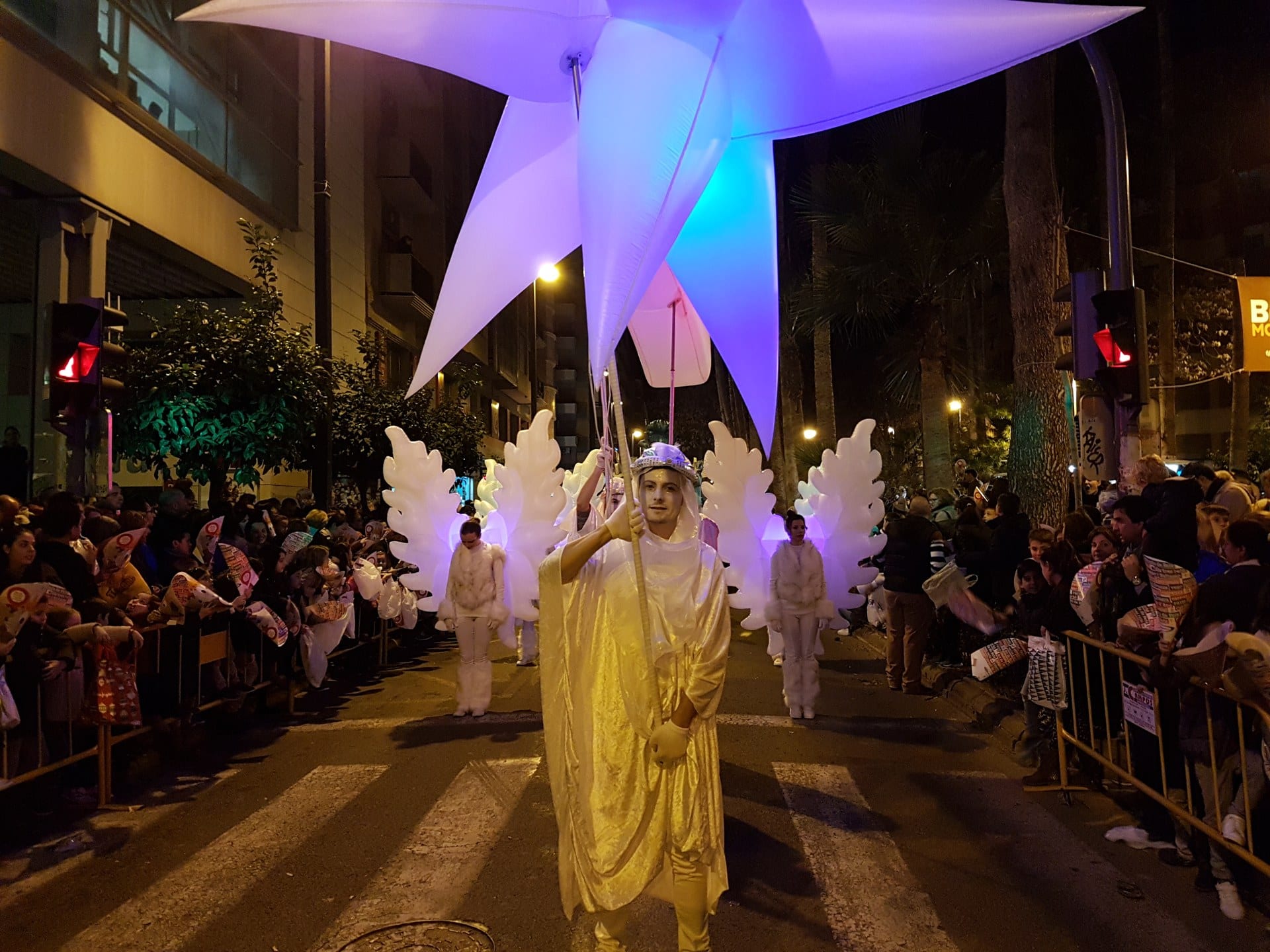 Ángel central con estrella de Oriente iluminada en cabalgata nocturna de Reyes