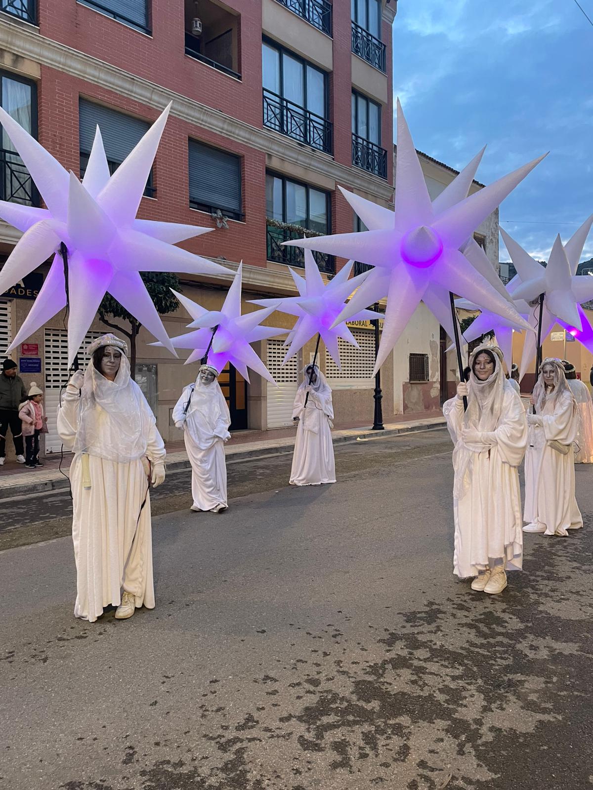 Estrellas luminosas en pasacalles nocturno por el centro histórico de Málaga