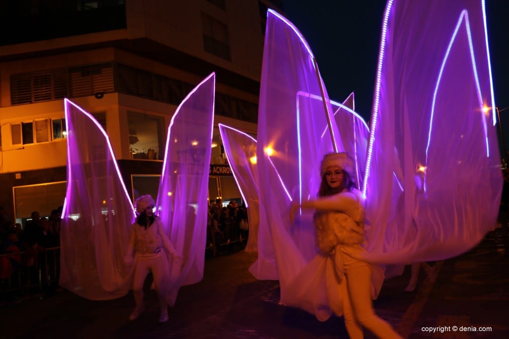 Ángeles con velos LED magenta en cabalgata de Reyes Magos por casco urbano