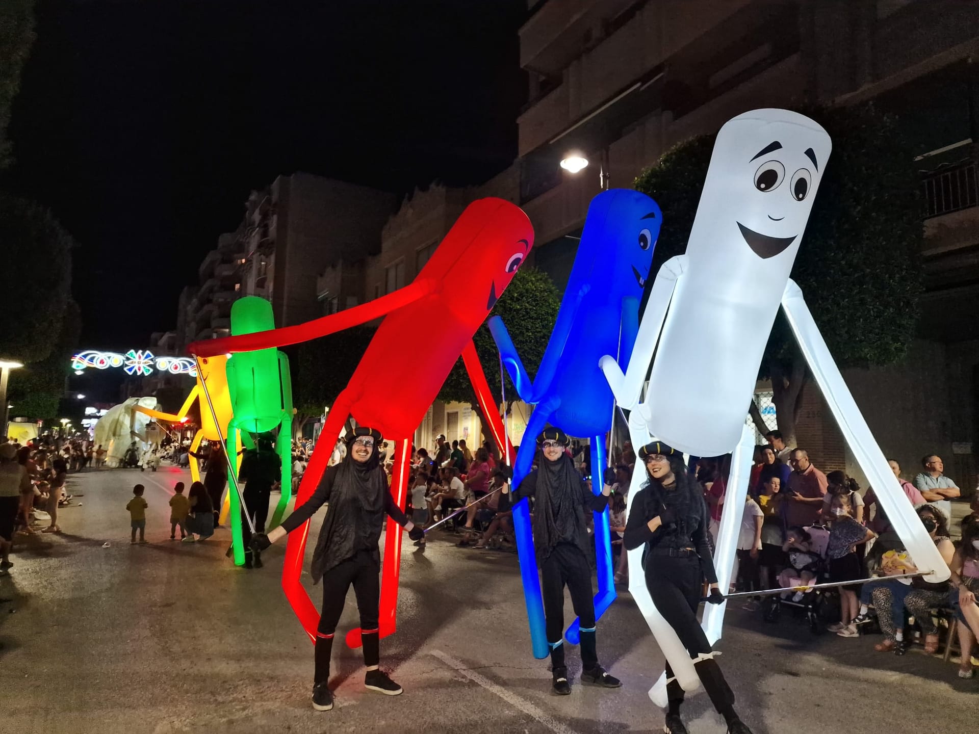 Equipo artístico de Pasacalles durante una producción